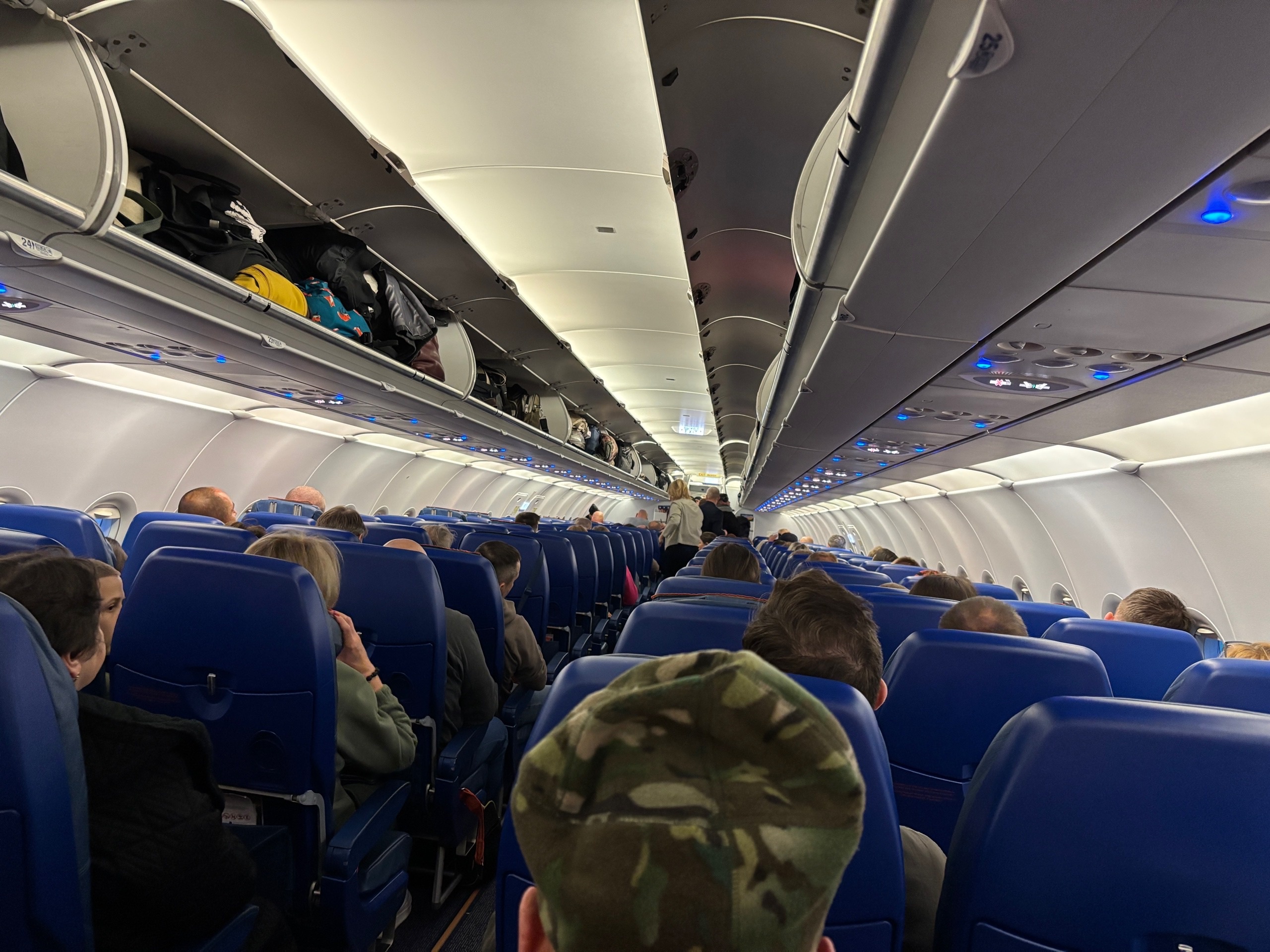 За туристами в такой обуви пристально наблюдают в самолете: стюардесса рассказала, почему их заносят в списки