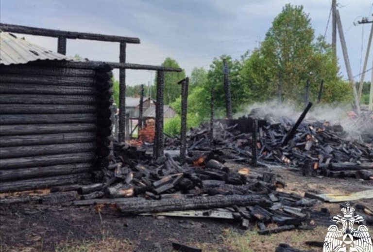 Четыре пожара за сутки в Коми: огонь уничтожил гаражи, автомобиль и хозяйственные постройки