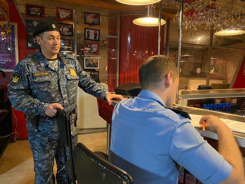 В Сыктывкаре приставы ограничили доступ в помещения клуба "СССР" и караоке-бара "Правда"