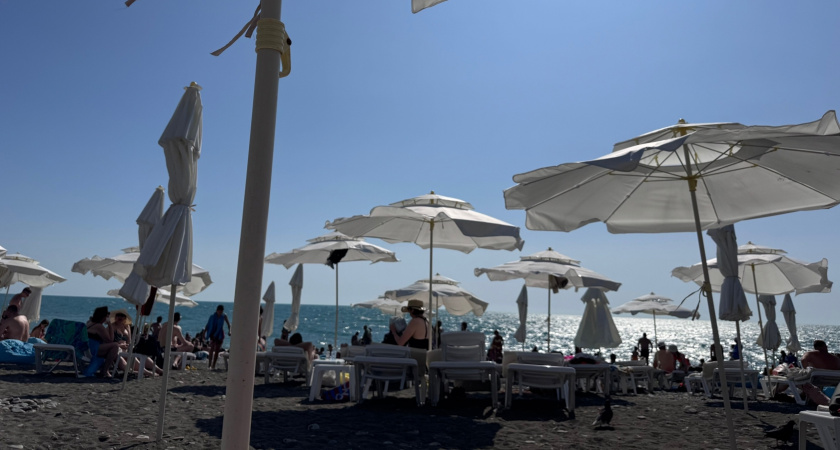 "Купаться невозможно, все сидят на берегу": Черное море преподнесло неприятный сюрприз отдыхающим