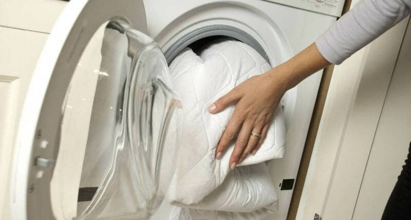 Стакан при стирке — и вещи кипельно-белые: прачка раскрыла, что замешивает в стиралку вместе с порошком — стоит копейки