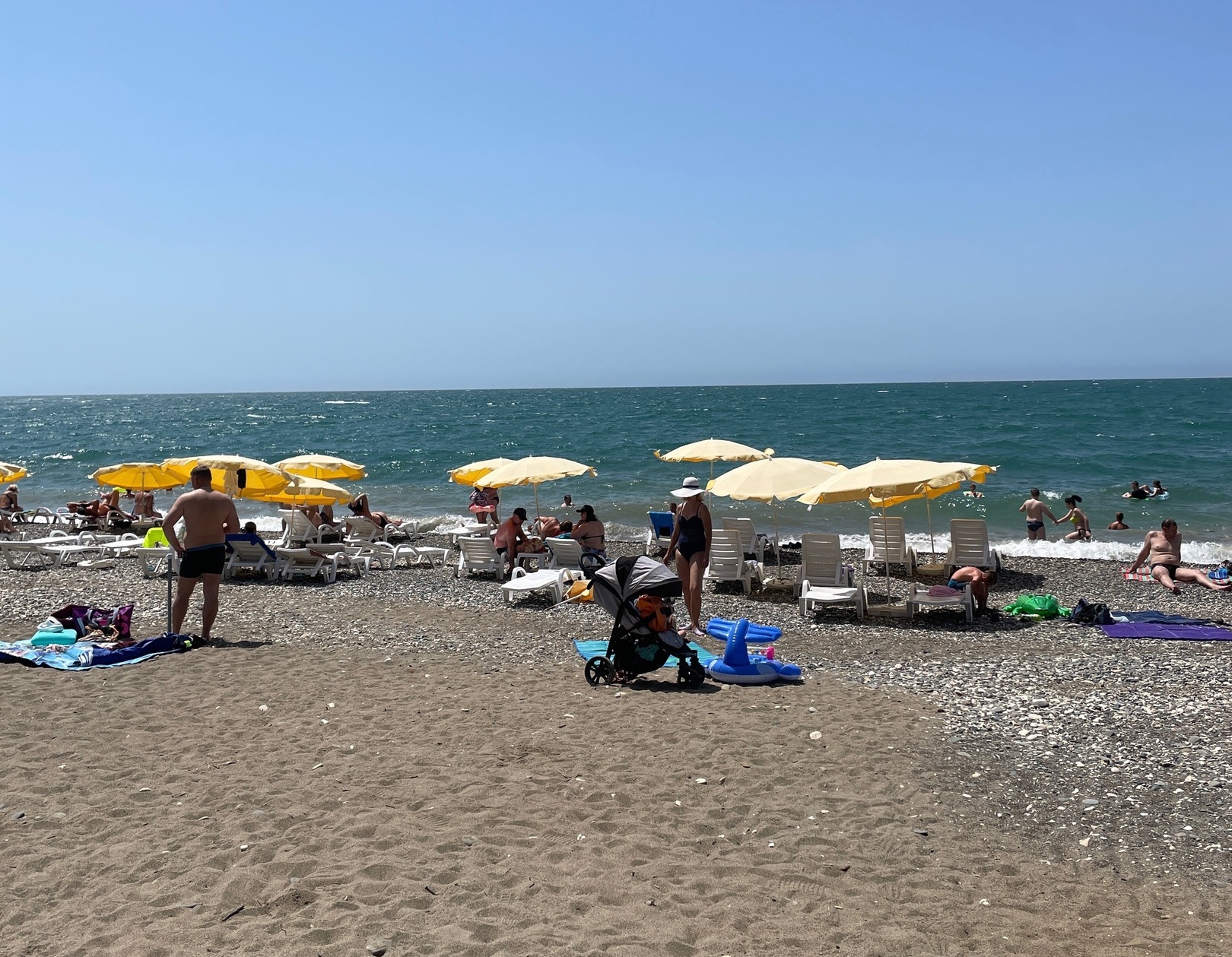 "Купаться невозможно, мы все сидим на берегу": Черное море преподнесло неприятный сюрприз отдыхающим