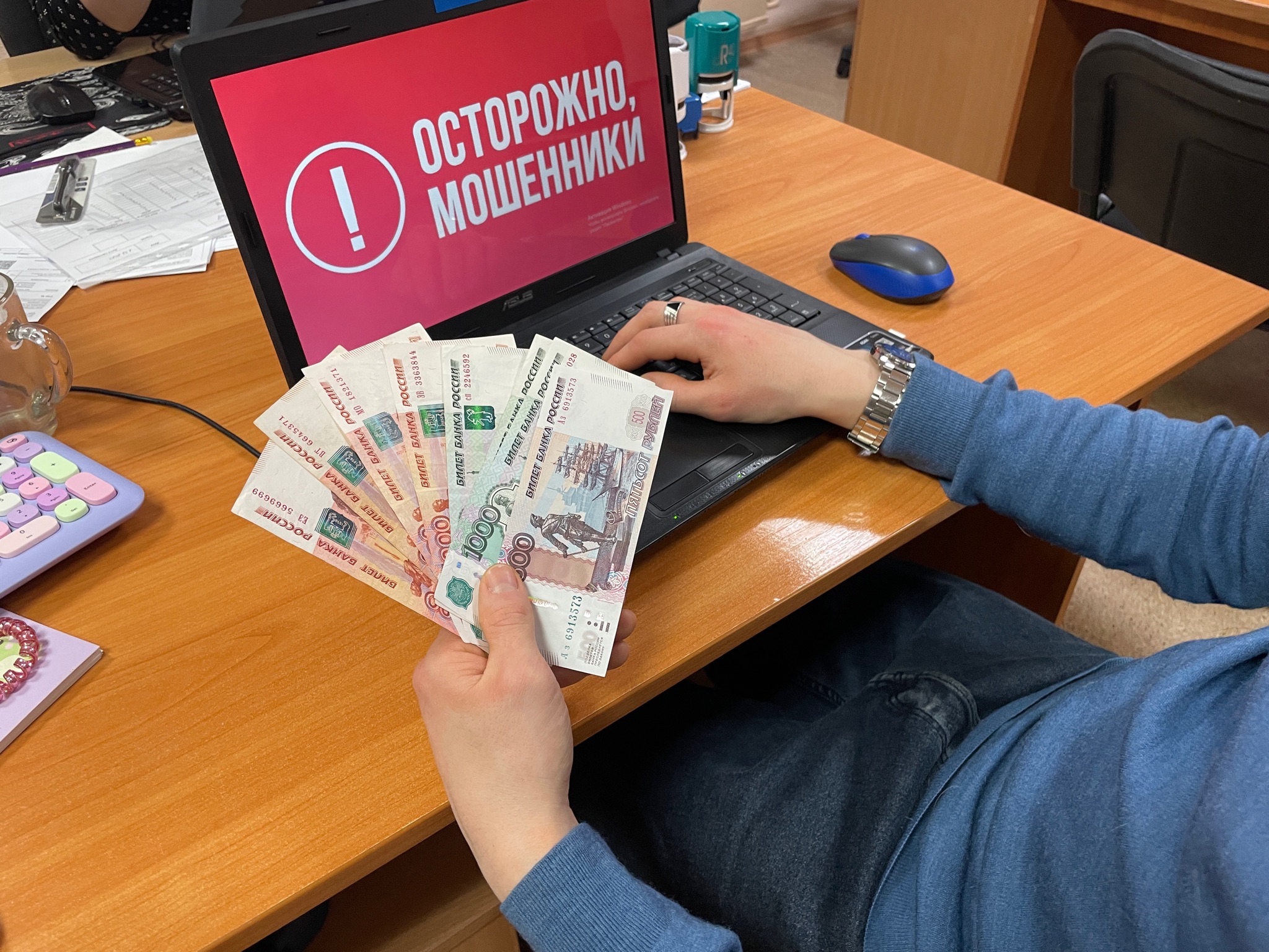 В Коми охранник потерял 570 тысяч, поверив в схему обмана с "налоговой" и "банком"