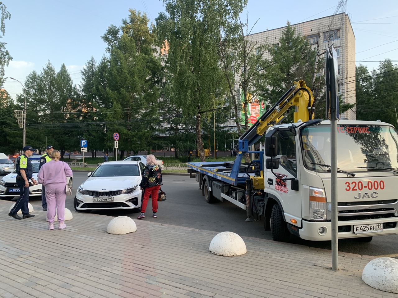 Верховный суд постановил: какой поворотник следует включать при въезде на кольцо — правый или левый