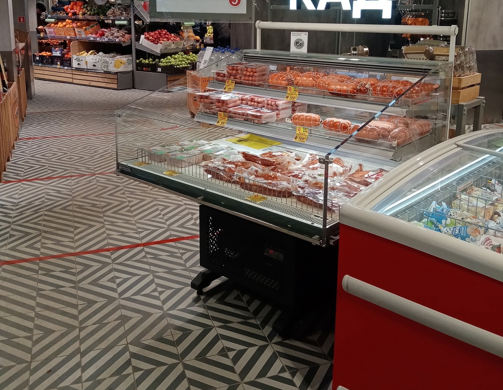 В "Магните" замечено: народ точно дошел до ручки и до точки — в магазинах уже начал банки открывать