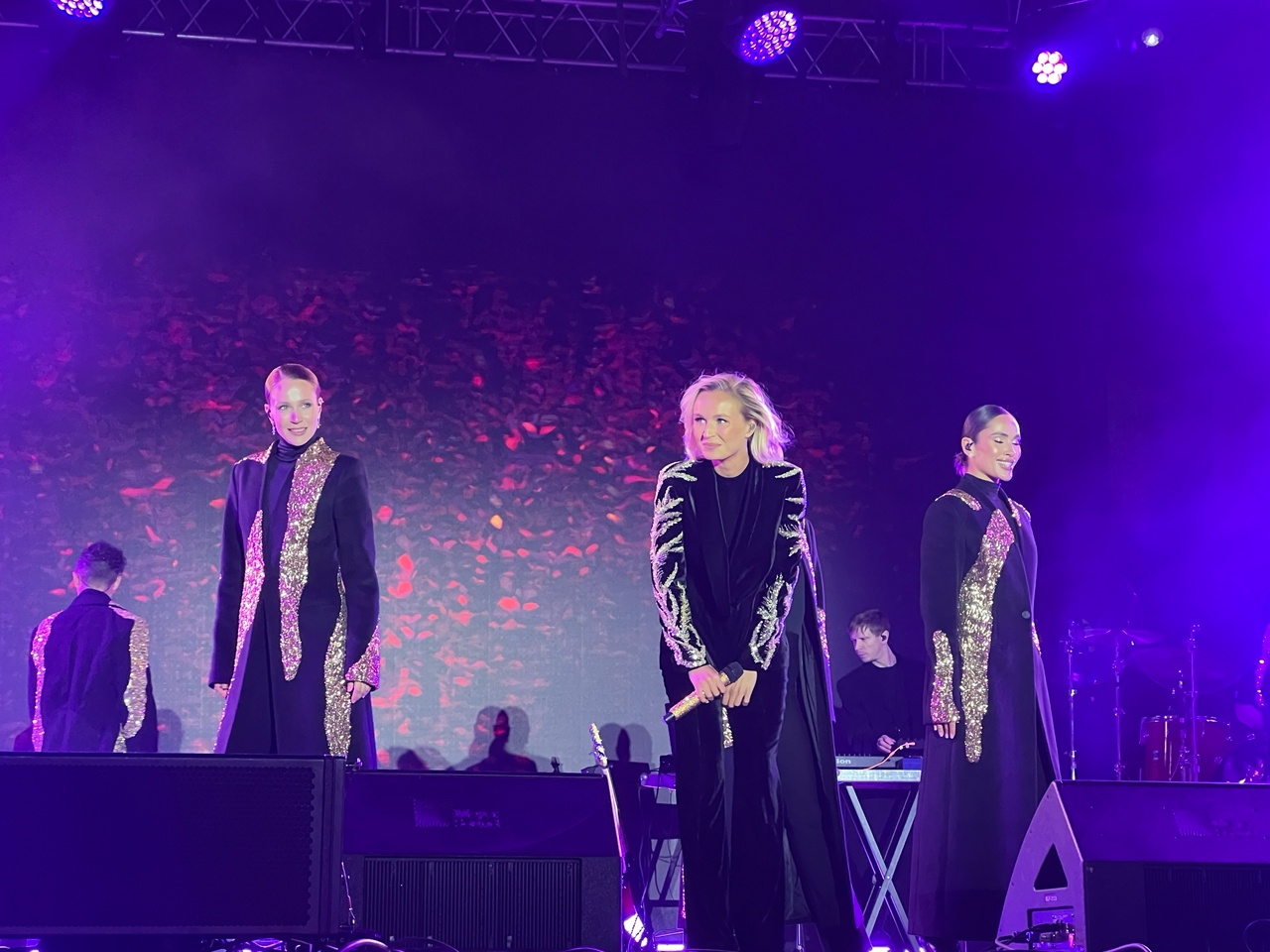 Полина Гагарина призвала сыктывкарцев заботиться о республике