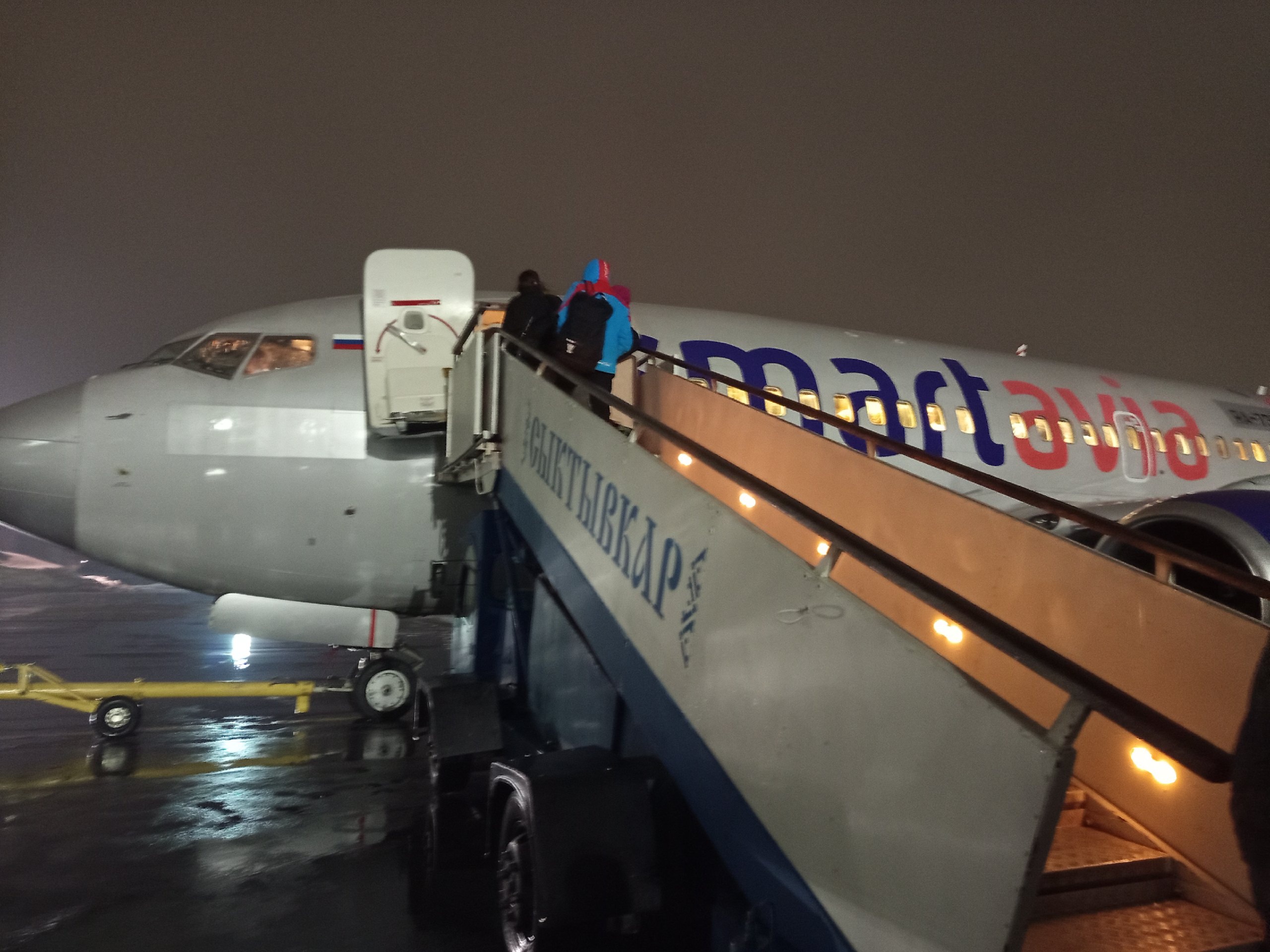 Стюардесса рассказала, почему в самолет никогда нельзя надевать джинсы или кроссовки