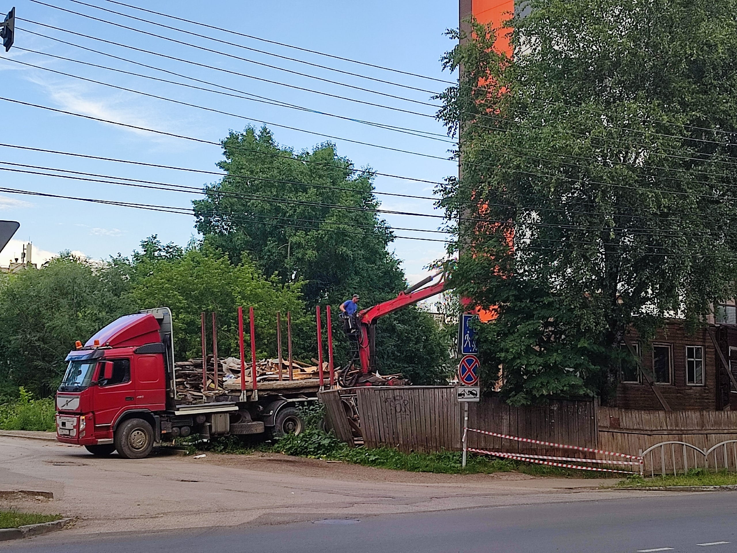 В Сыктывкаре объявили снос двух аварийных деревянных домов