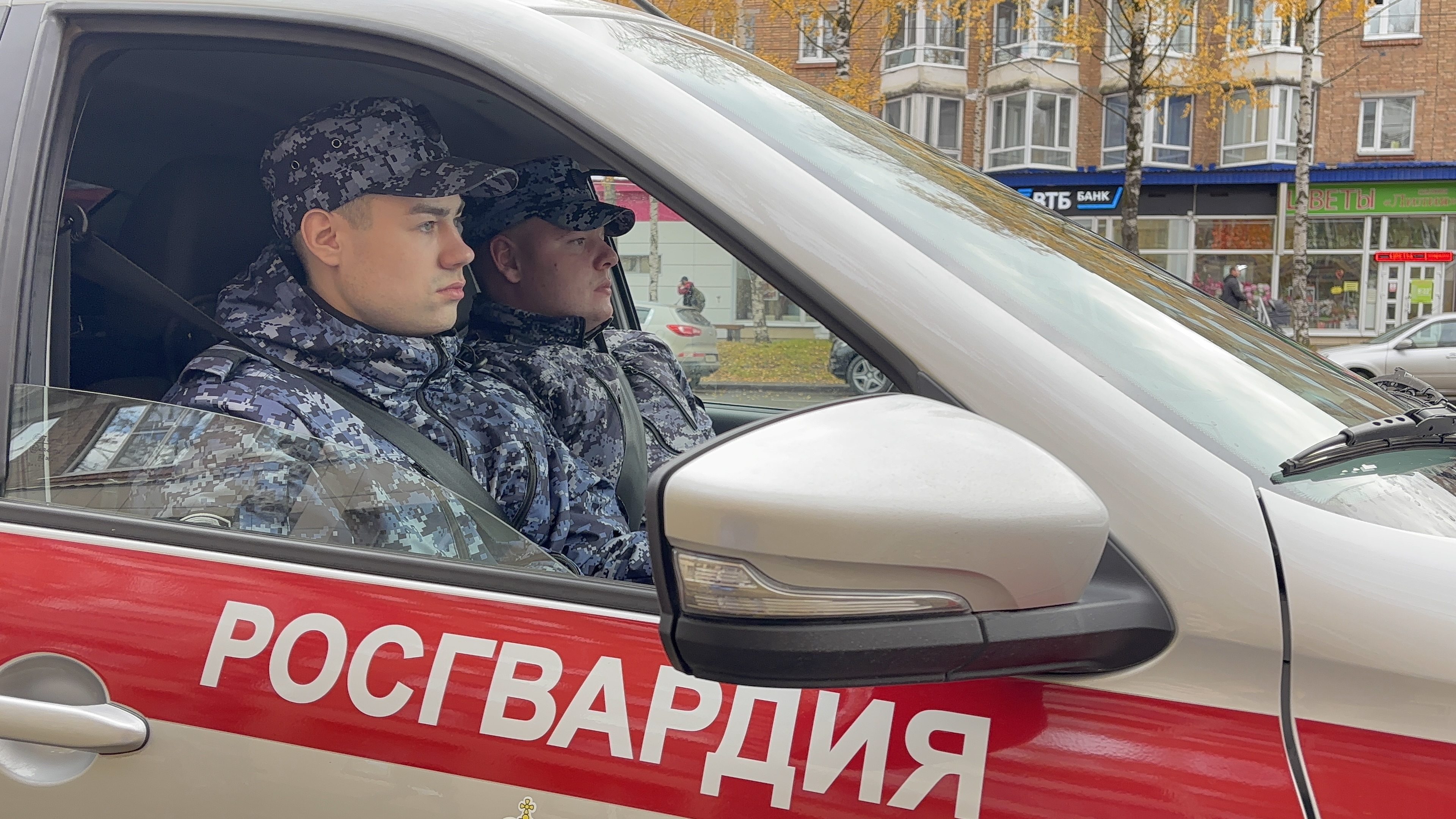 В Коми пьяный мужчина разбил окно административного здания 