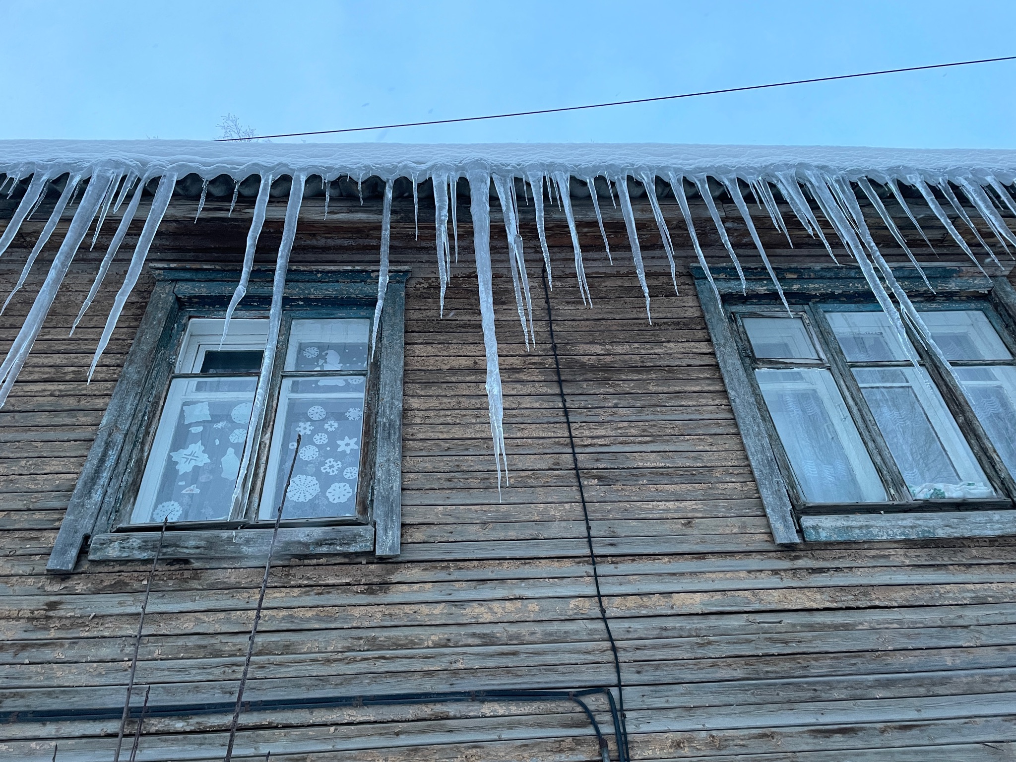 В Коми директор управляющей компании заплатит 200 тысяч за травму 10-летней девочки из-за падения наледи с крыши