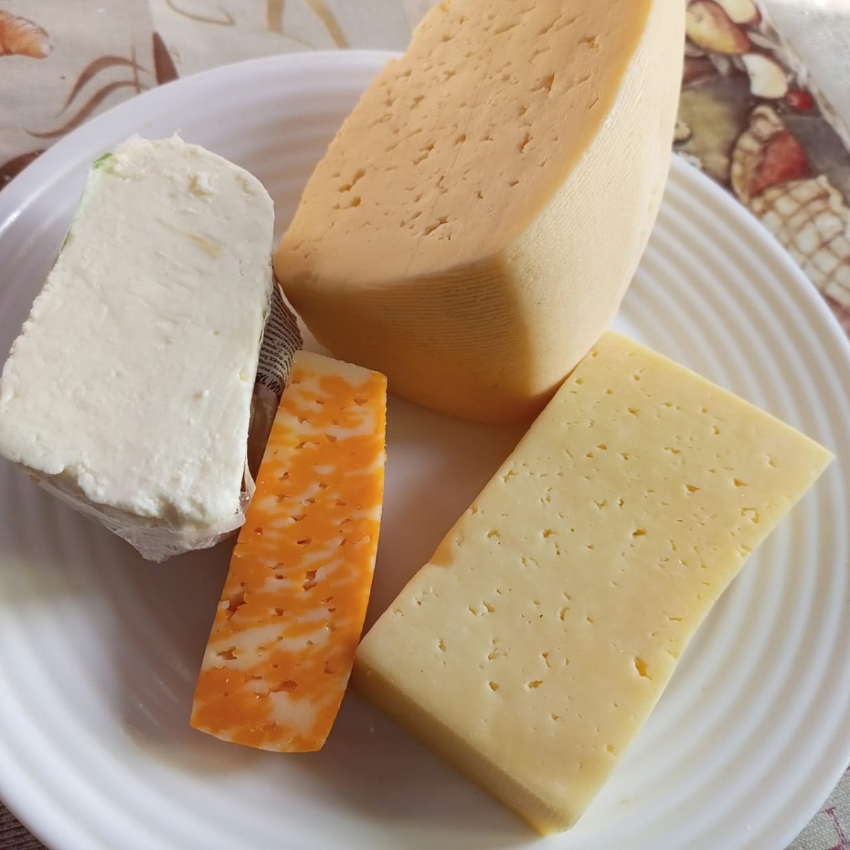 Ученые назвали самый полезный сыр — не адыгейский, не моцарелла и в пять раз полезнее пармезана