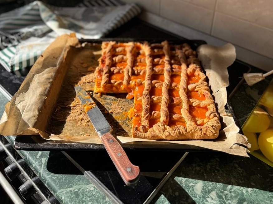 Этот рецепт пирога передается в нашей семье поколениями: нежное бездрожжевое тесто - готовится за 15 минут, а результат сводит с ума