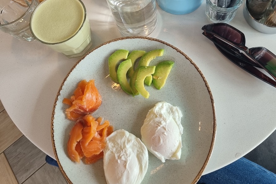 Диетологи назвали самый полезный завтрак: не яйца, не овсянка и в два раза полезнее овощей — ем ежедневно и в свои 50 чувствую себя на 20