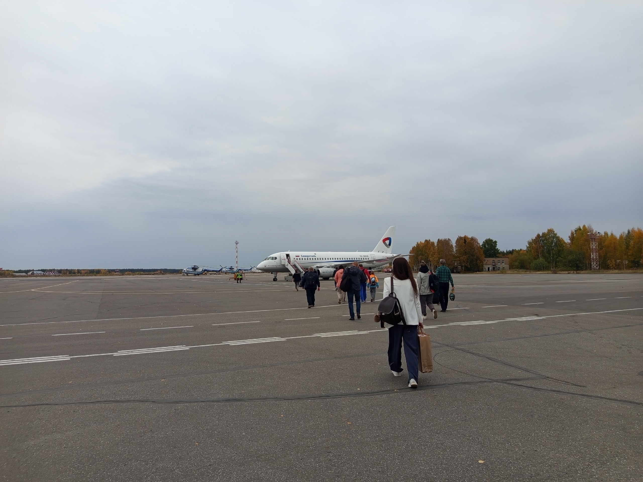 Стюардесса рассказала, почему в самолет никогда нельзя надевать джинсы или кроссовки