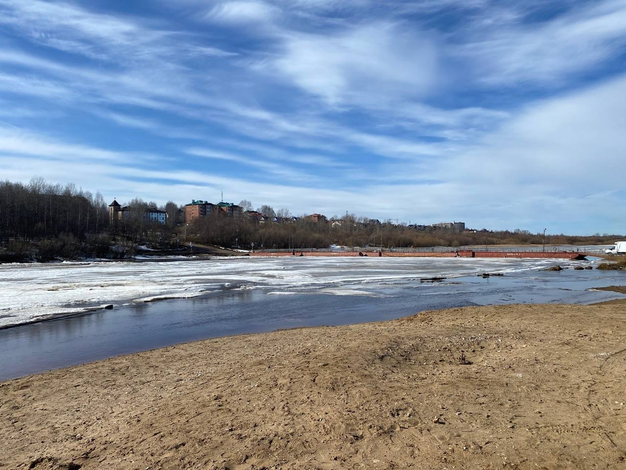 Первый лед начал покрывать реки Коми: опасность для жителей и предупреждения спасателей