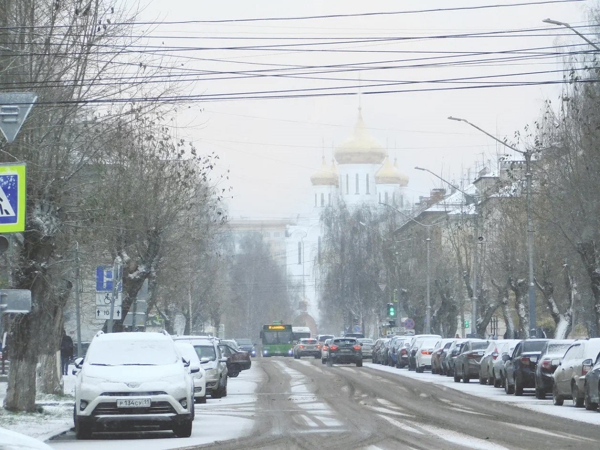 Что делать, если выпал снег, а машина еще на летних шинах - совет автоэксперта