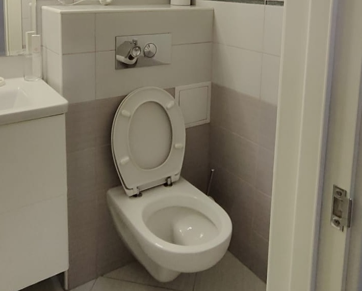 Нашла классный способ, как закрыть трубы в туалете - подойдет каждому и стоит копейки