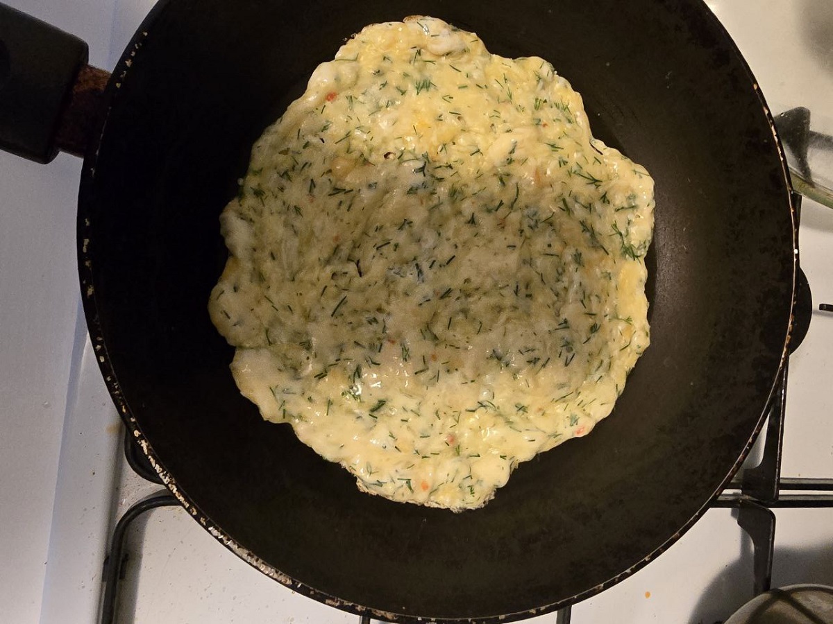 Кефир, два вида сыра, творог и зелень: как приготовить роскошный пирог на зависть опытным кулинарам