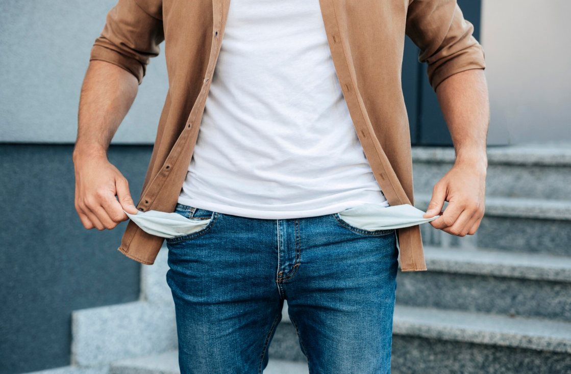 Четыре знака зодиака, у которых деньги утекают сквозь пальцы - сколько ни работай