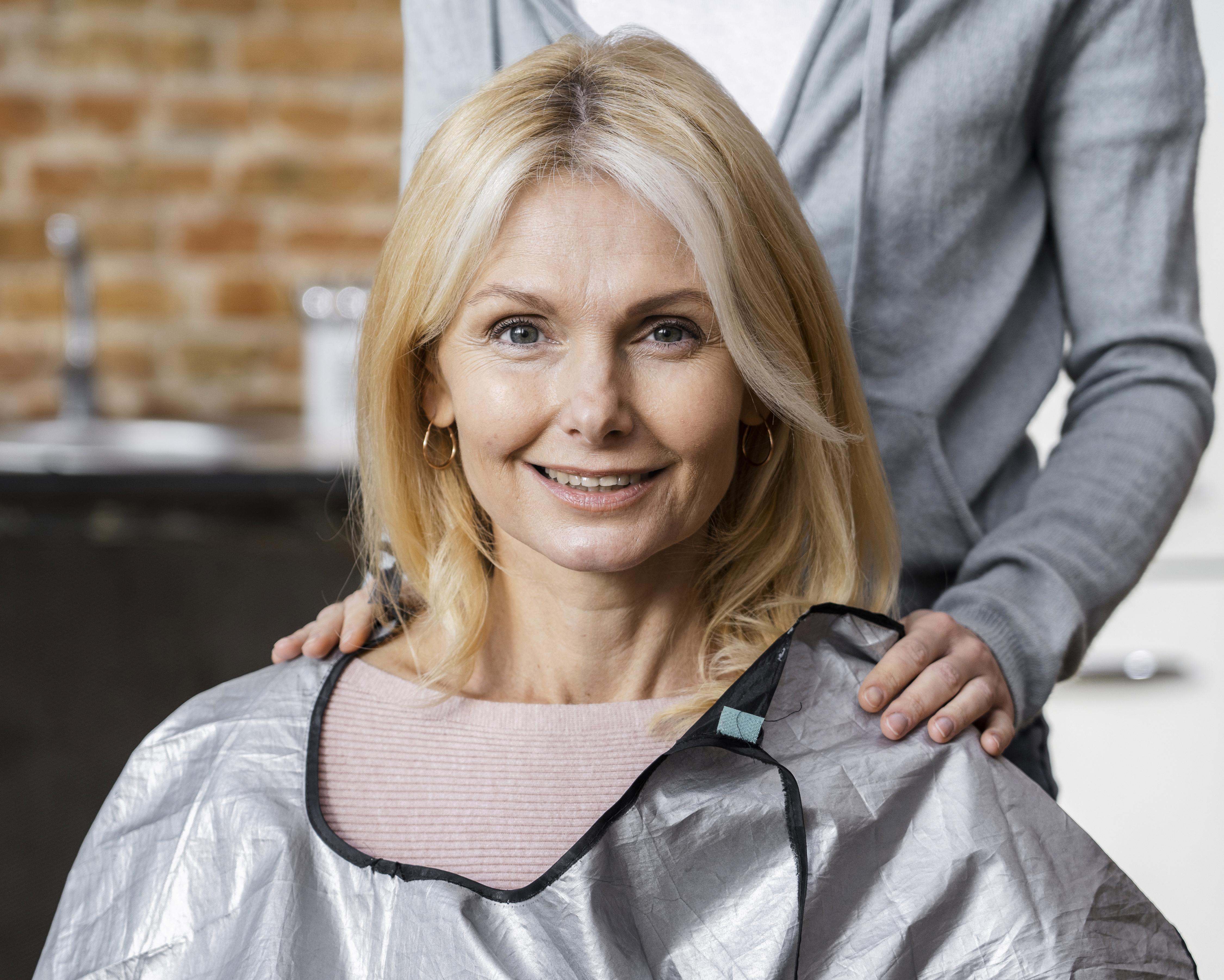 Такие прически как ластиком сотрут 15 лет женщинам за 60: эксперты раскрыли секрет роскошного объема