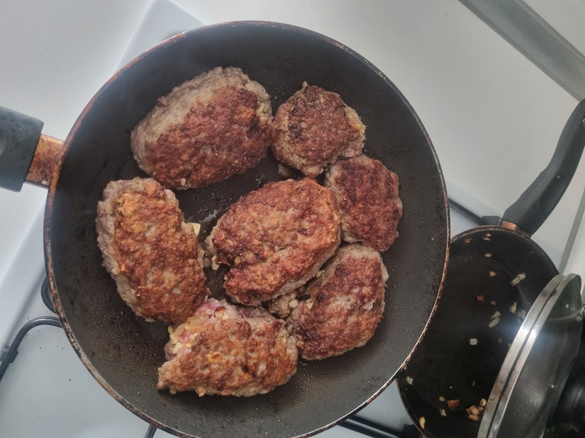 Этот привычный ингредиент только портит котлеты: многие хозяйки допускают одну и ту же ошибку