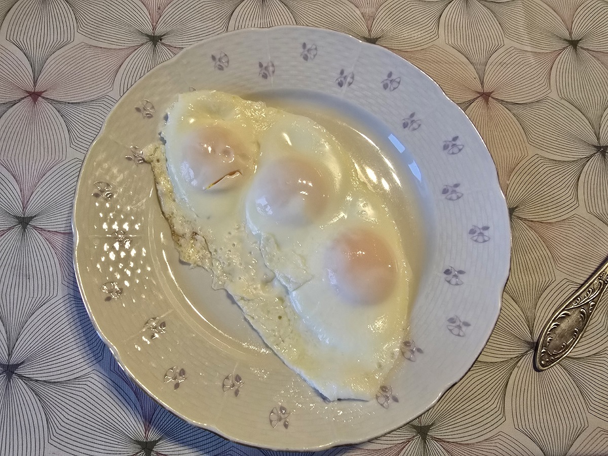 Не растительное масло и не сало: вот на чем жарят яичницу мудрые хозяйки - теперь тоже так делаю