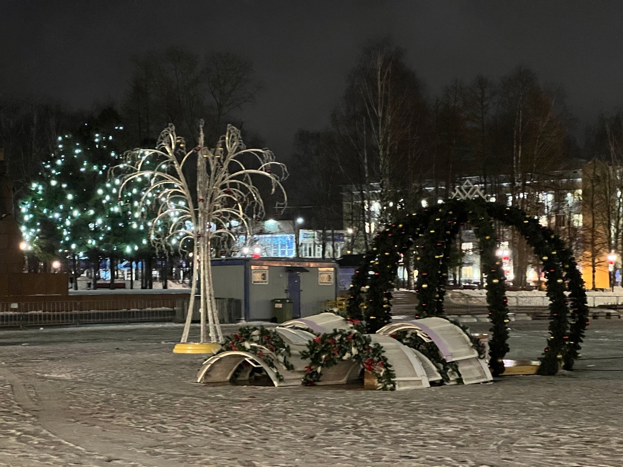 Главная площадь Сыктывкара обретает очертания новогодней сказки
