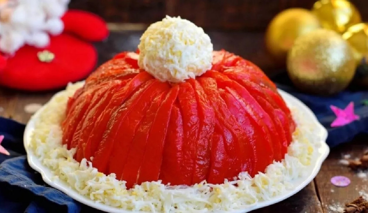 "Оливье" уже не в топе: на Новый год-2026 покорите гостей салатом "Шапка Деда Мороза" — станете любимцем Огненной Лошади