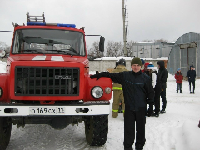 В преддверии Нового года спасатель из Коми напомнил о безопасности при использовании салютов и фейерверков 