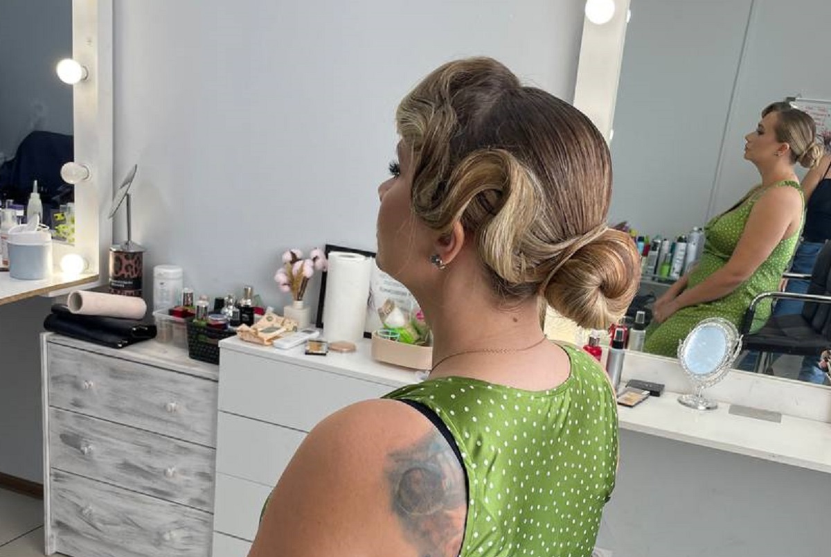 Быстрые укладки на Новый год, от которых все спросят, кто делал причёску: получится даже у новичков