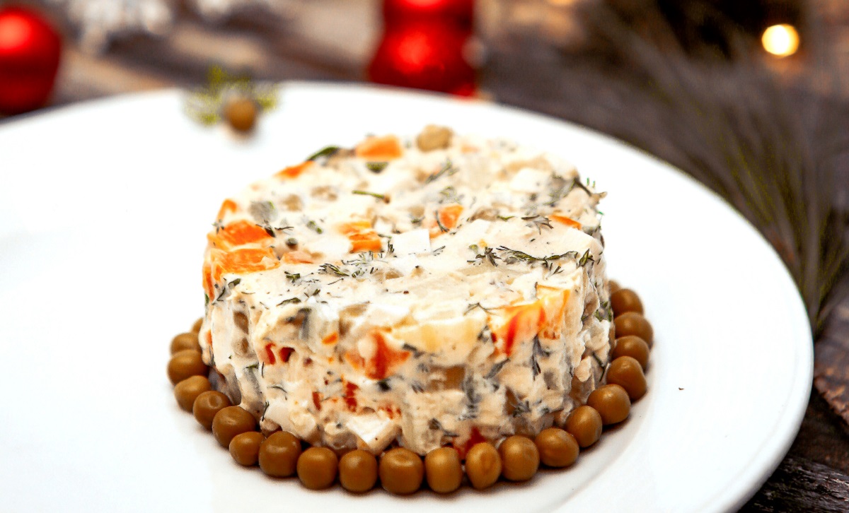 Вместо скучного крабового ставлю на стол салат «Нептун» — здесь и палочки, и кальмар: необычный новогодний рецепт