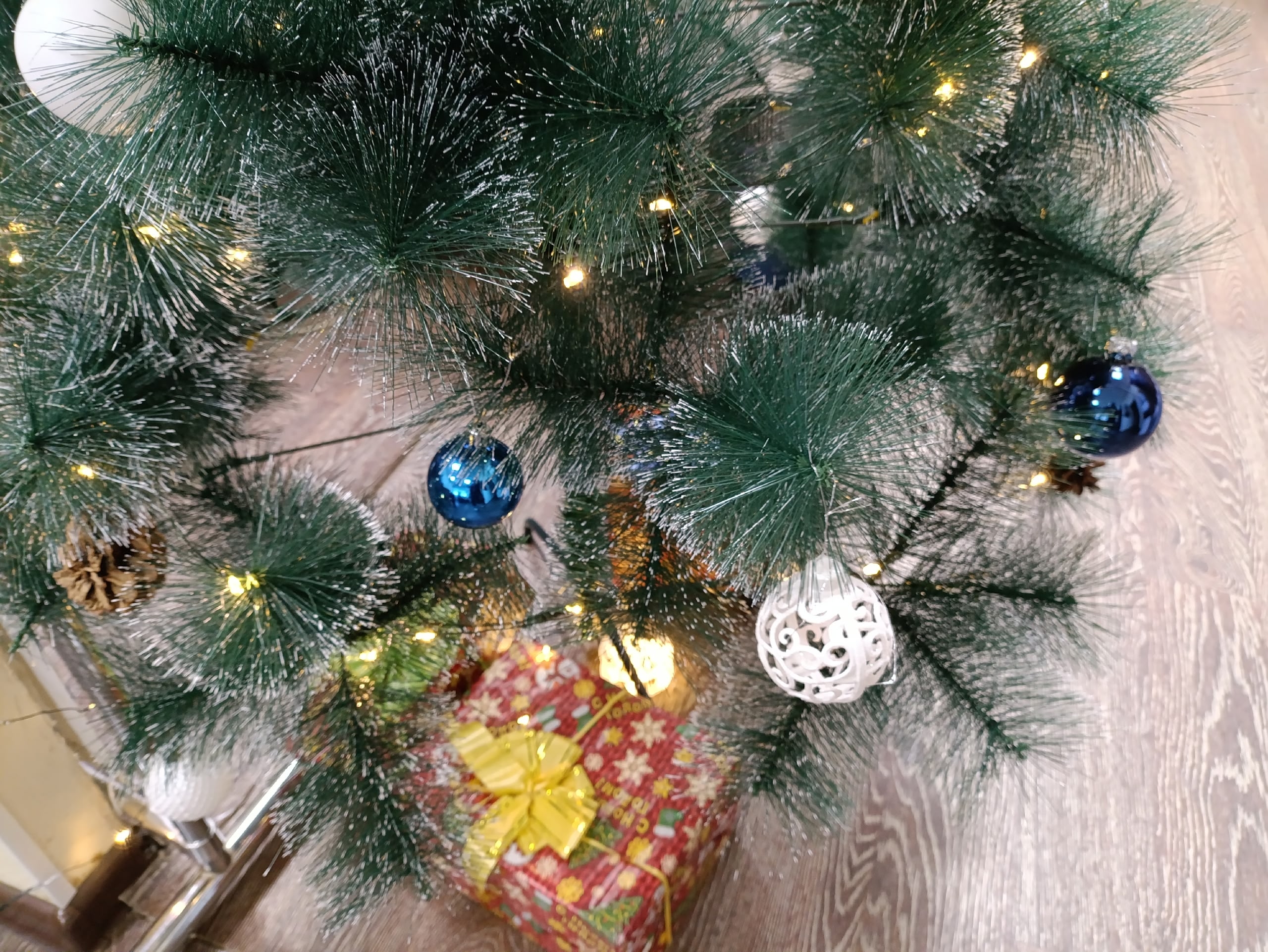 Чем украшать елку в Новый Год Огненной Лошади-2026: приметы, приносящие деньги и удачу