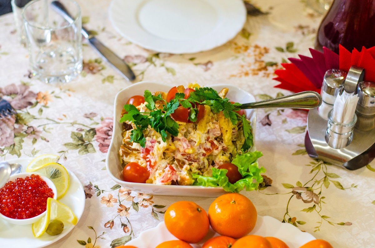 "Оливье" уже не в топе: на Новый год-2026 покорите гостей салатом "Шапка Деда Мороза" — станете фаворитом Огненной Лошади 