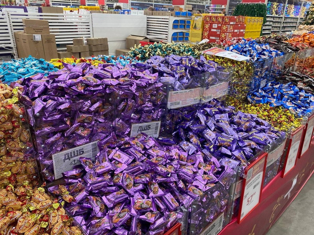 Бывшие сотрудники "Магнита" и "Пятерочки" поделились, почему нельзя никогда покупать конфеты на развес