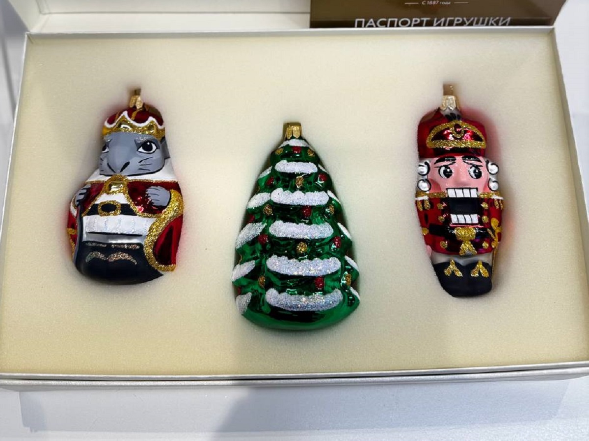 История елочной игрушки в России: откуда у нас на елках появились стеклянные космонавты, кукуруза и шишки