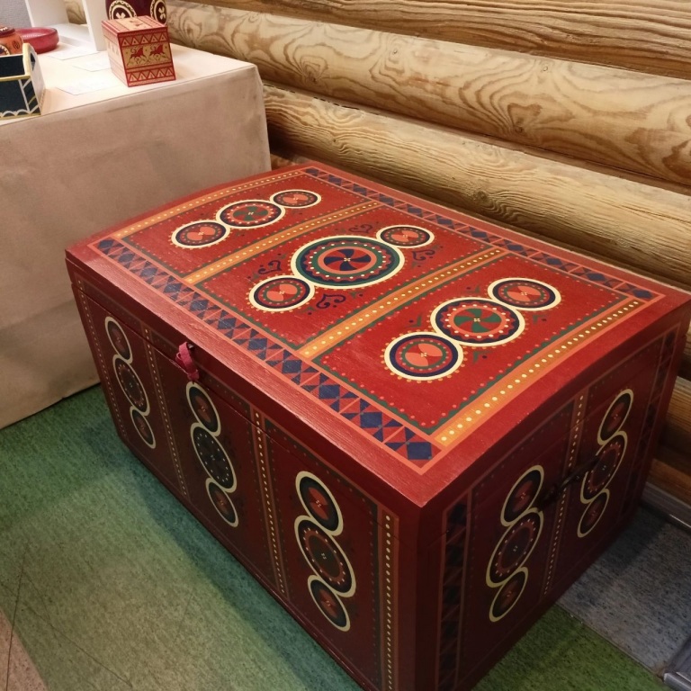 Студенты колледжа культуры Коми преобразили старинный сундук в подарок для Маршаковки