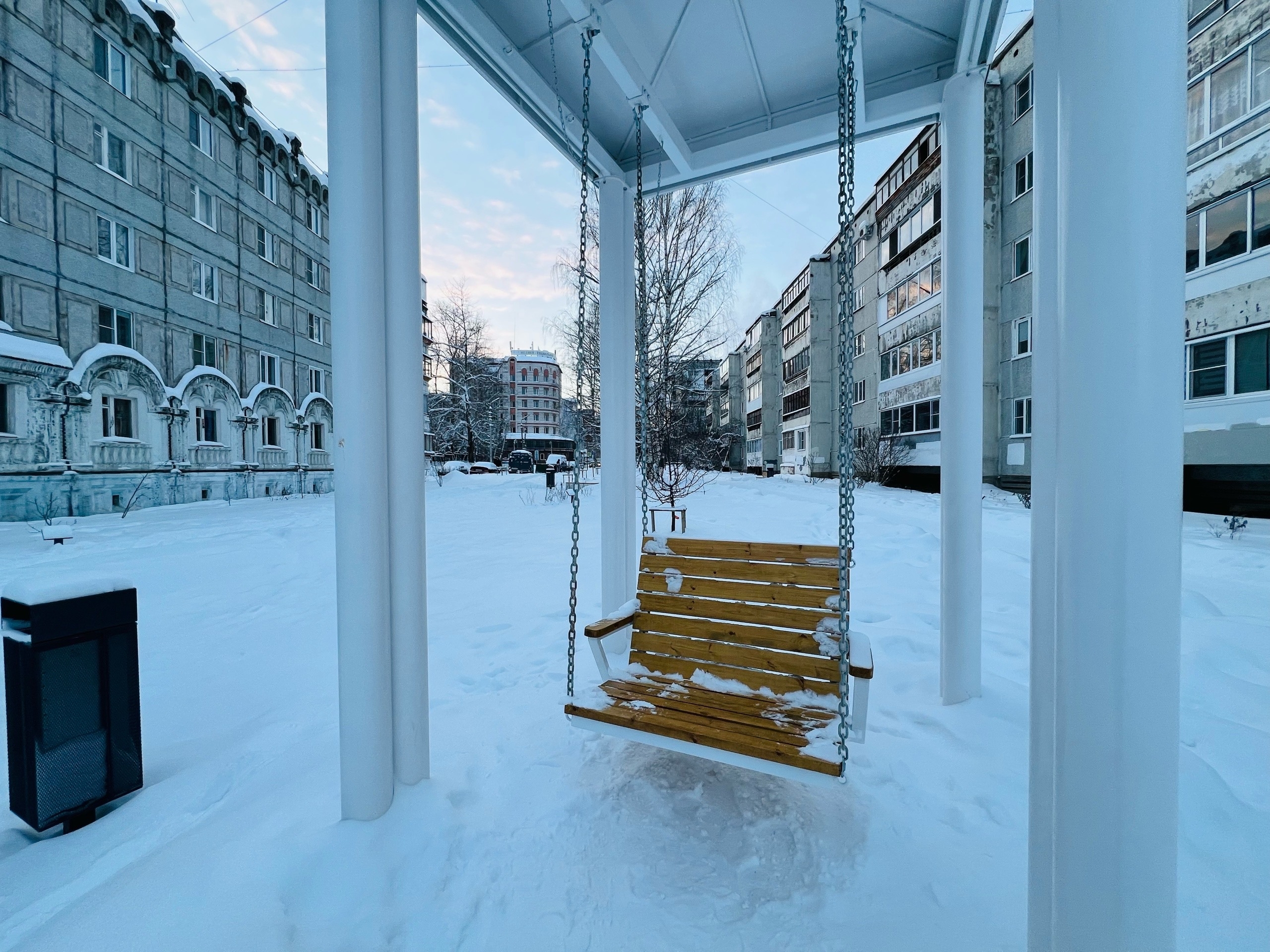 В Сыктывкаре посреди зимы установили новые качели