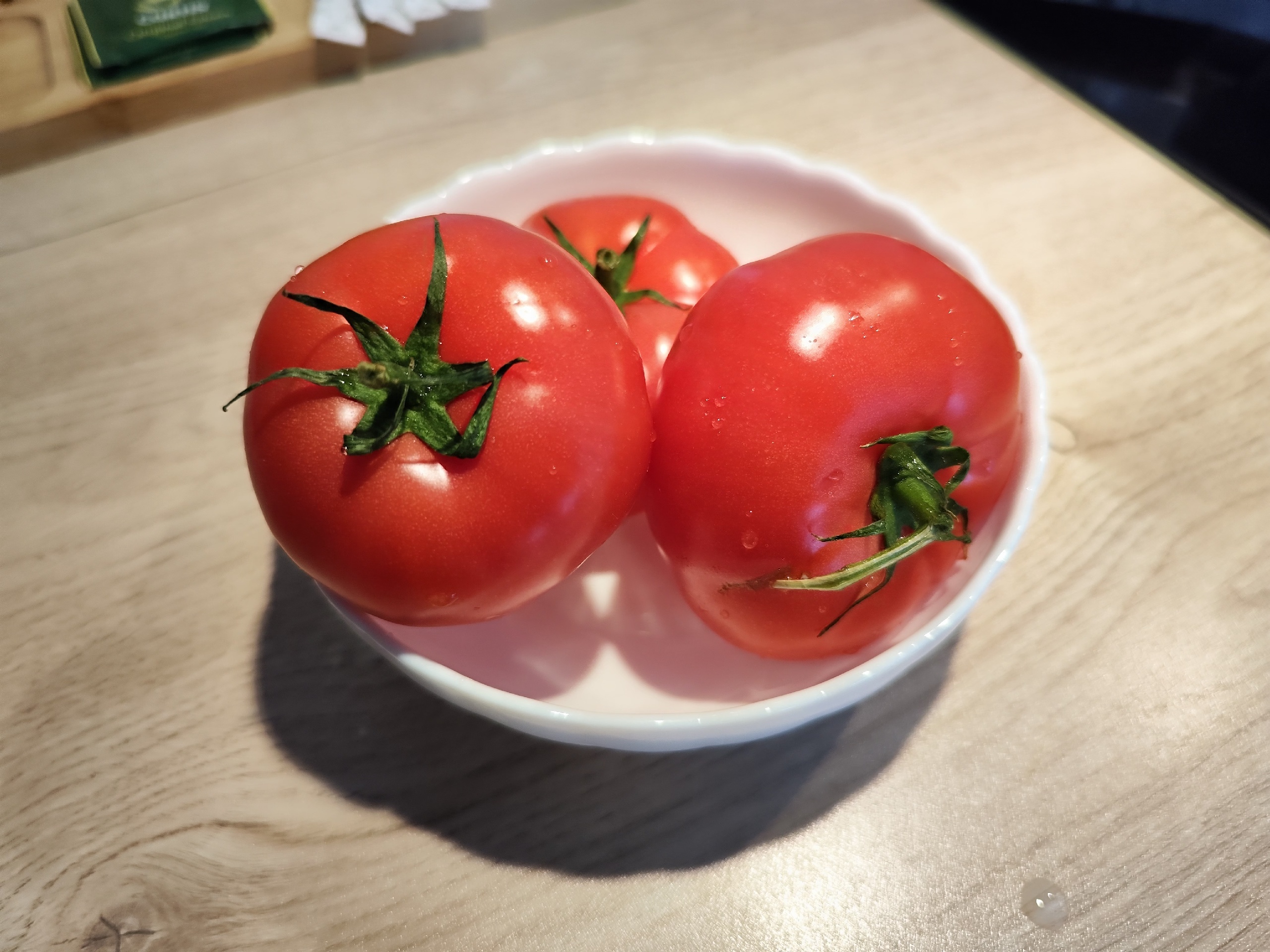 Моя любимая закуска из помидоров: нарезаю помидоры кружочками и смазываю заправкой. 30 минут — и можно наслаждаться вкуснятиной