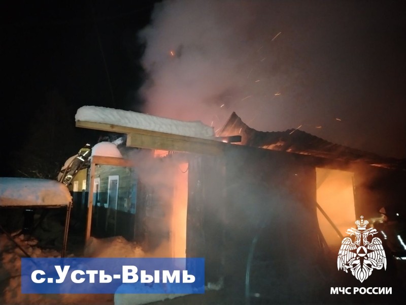 В одном из районов Коми огонь повредил 120 "квадратов" жилого дома 