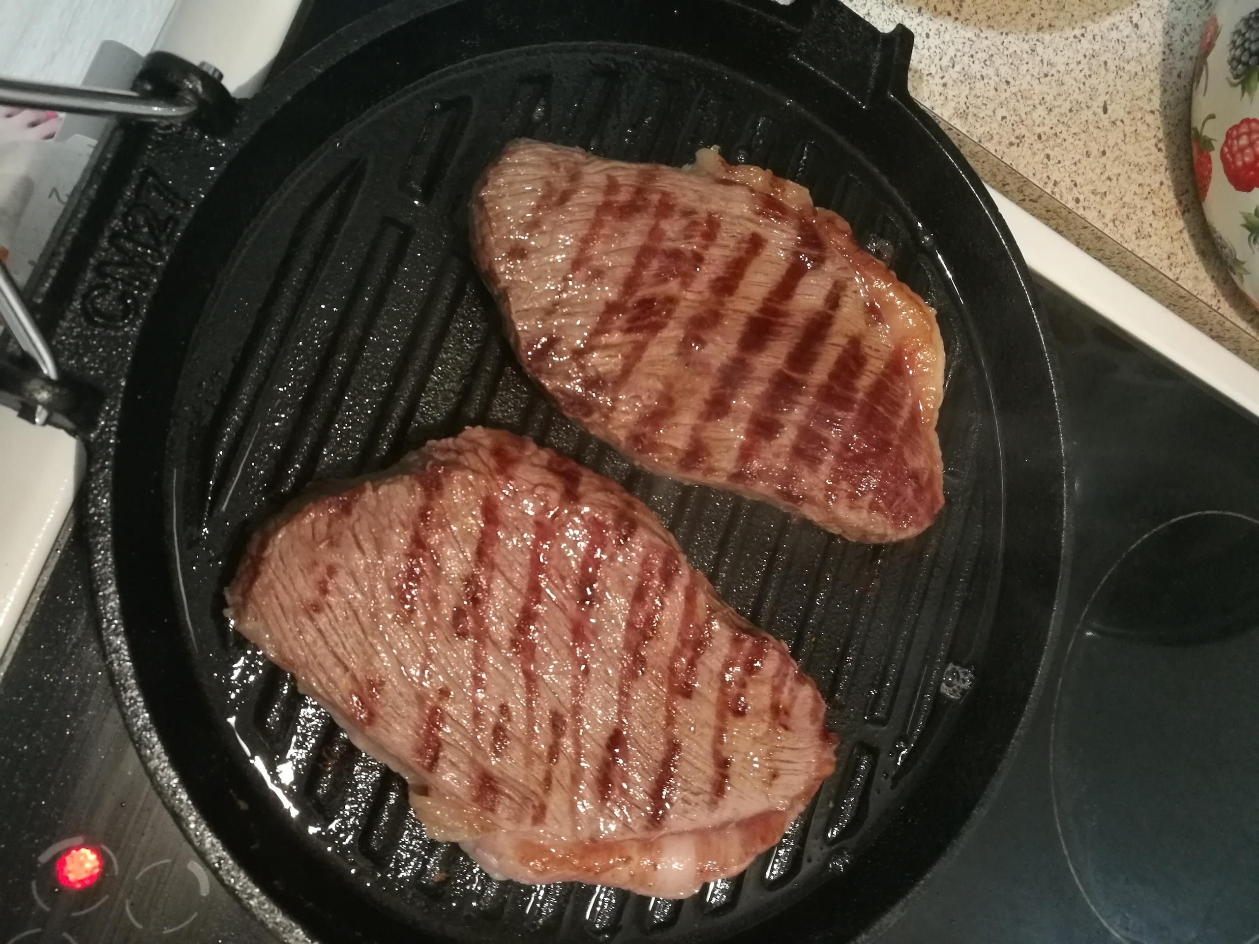 Увидел в Светофоре мякоть говядины в брикетах. Разморозил и разочаровался. Покажу из чего это сделано и как на вкус