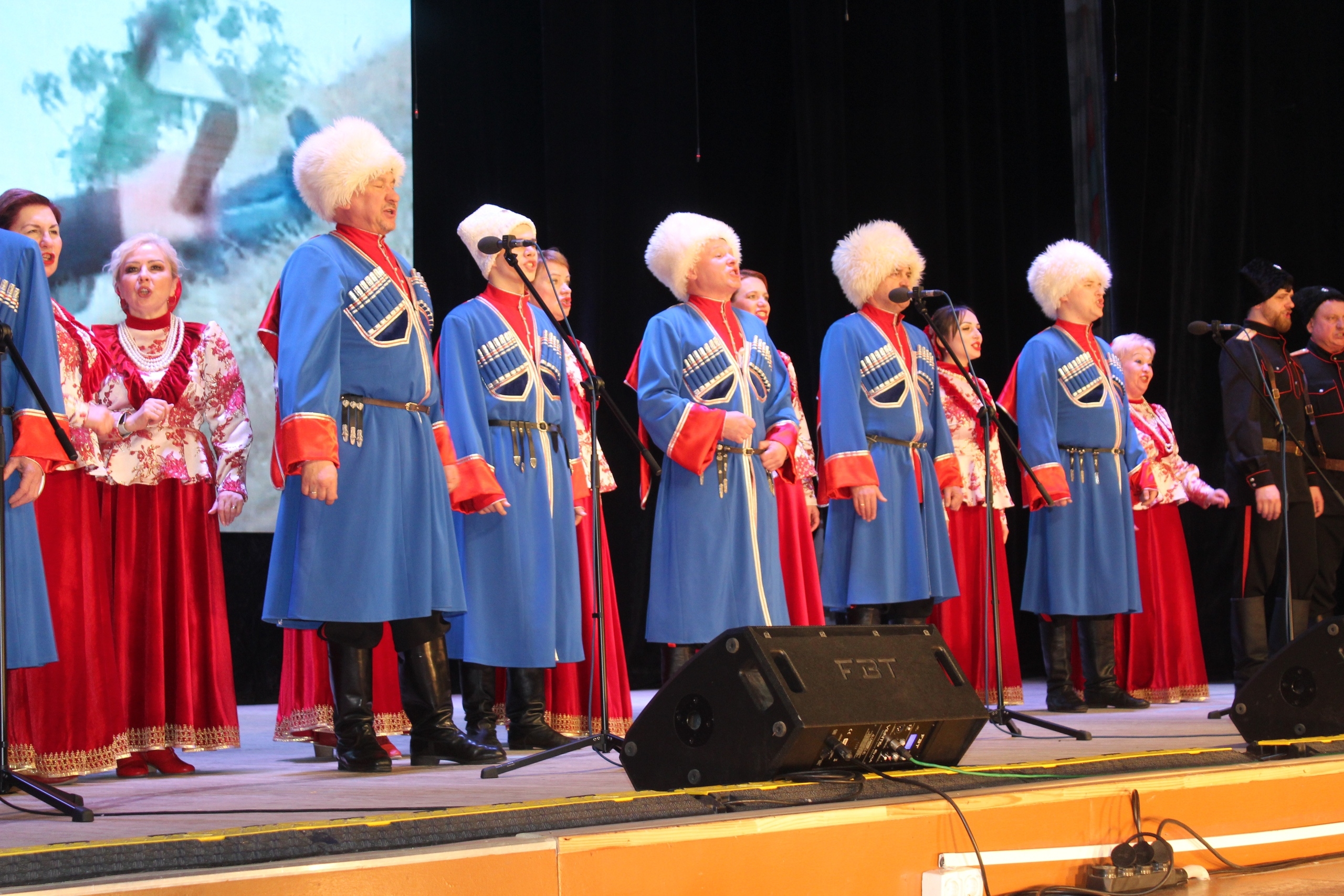 В Сыктывкаре с аншлагом прошел юбилейный концерт казачьего ансамбля "Вольница"