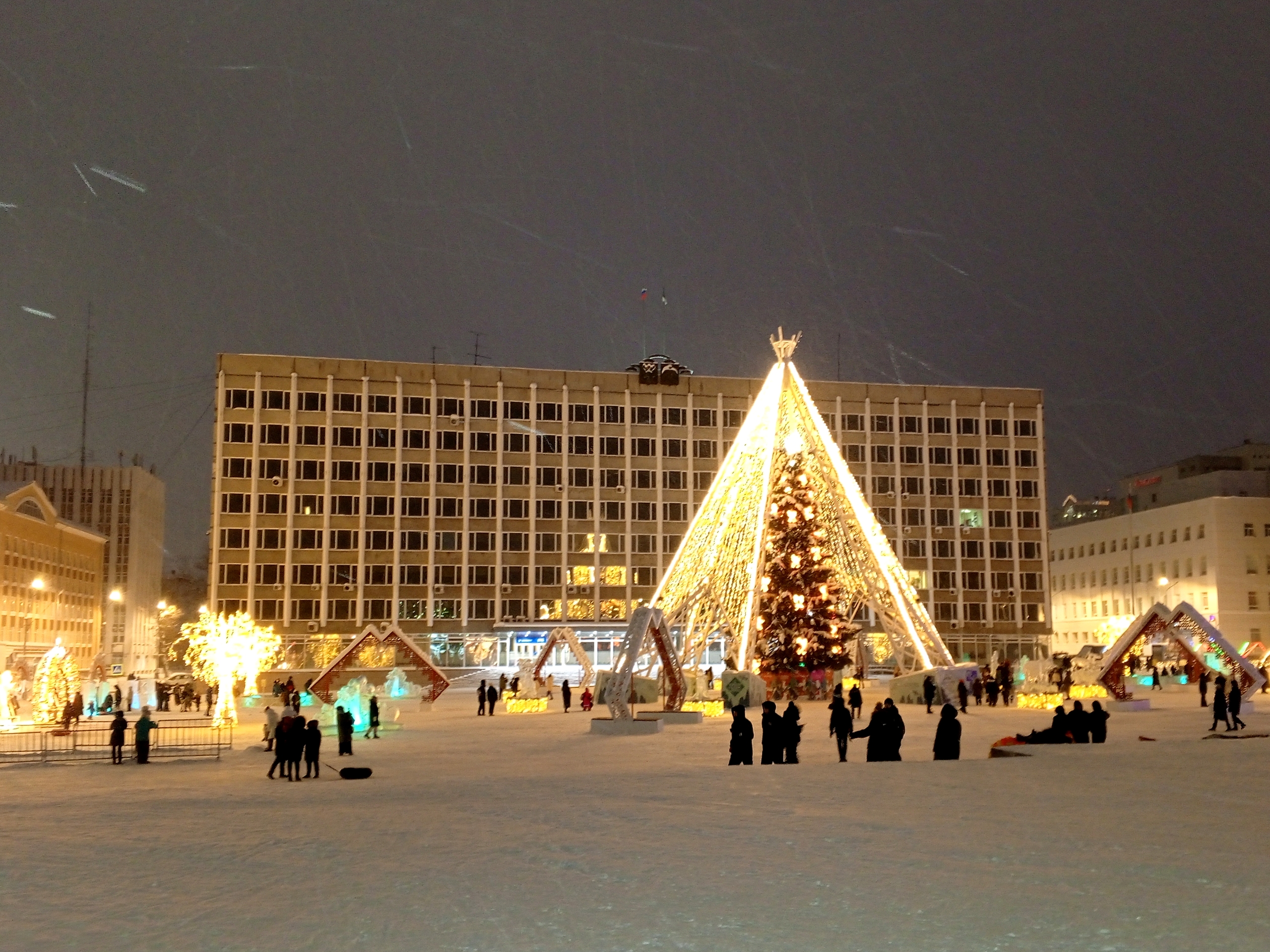 В Сыктывкаре готовятся к демонтажу праздничного шатра у главной елки