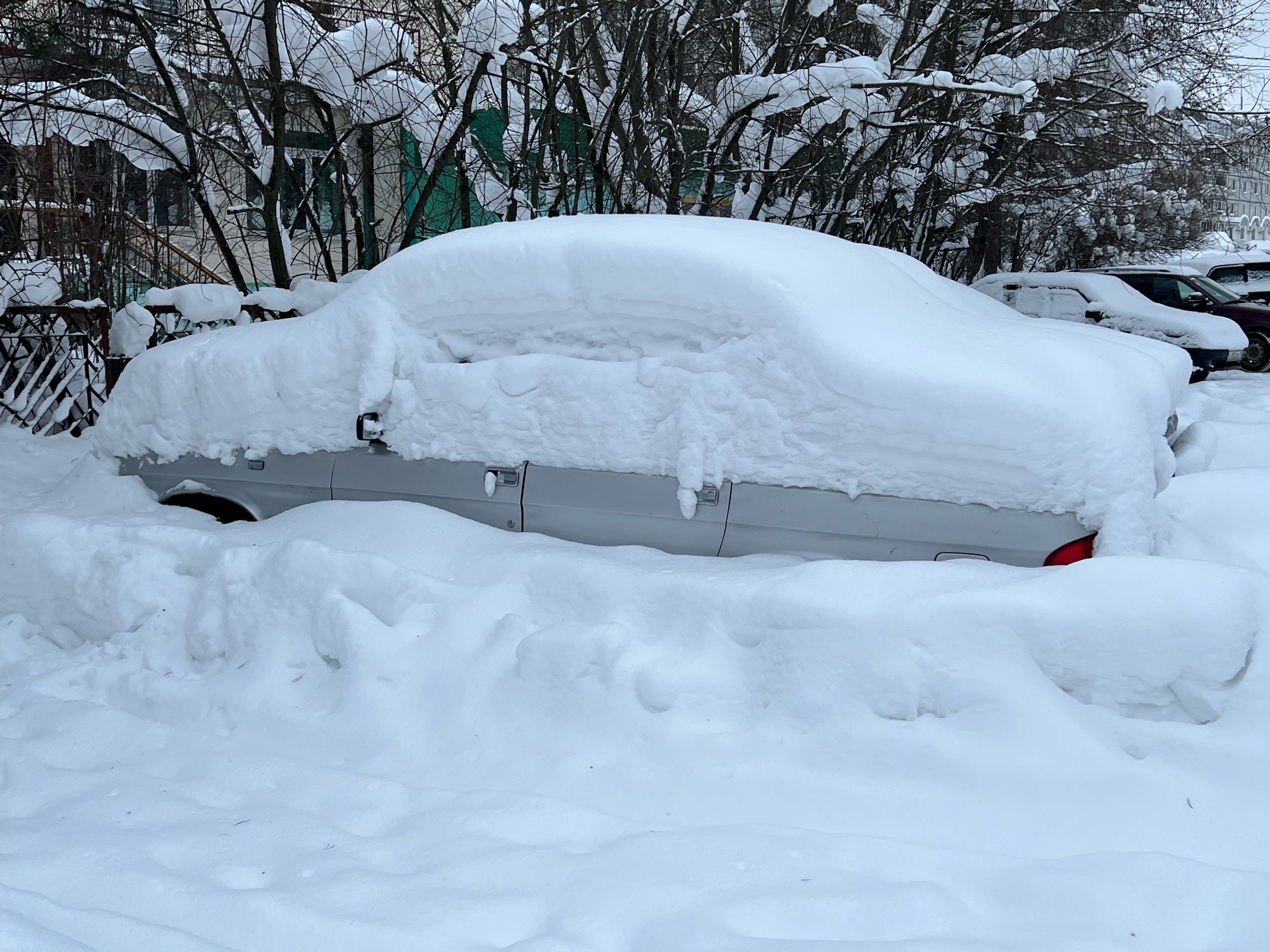 В Сыктывкаре ищут способы избавиться от брошенных машин во дворах