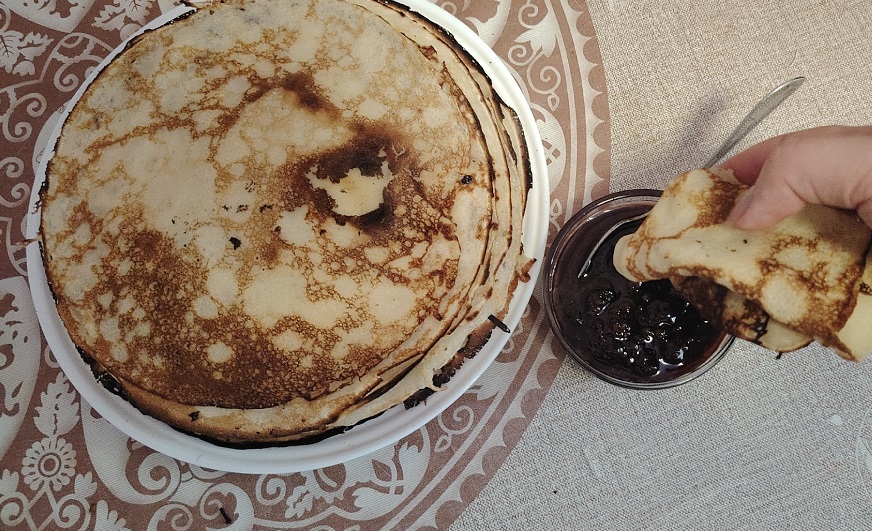 Варенье, сметана, сгущенка? Стали известны самые популярные блины на Масленицу