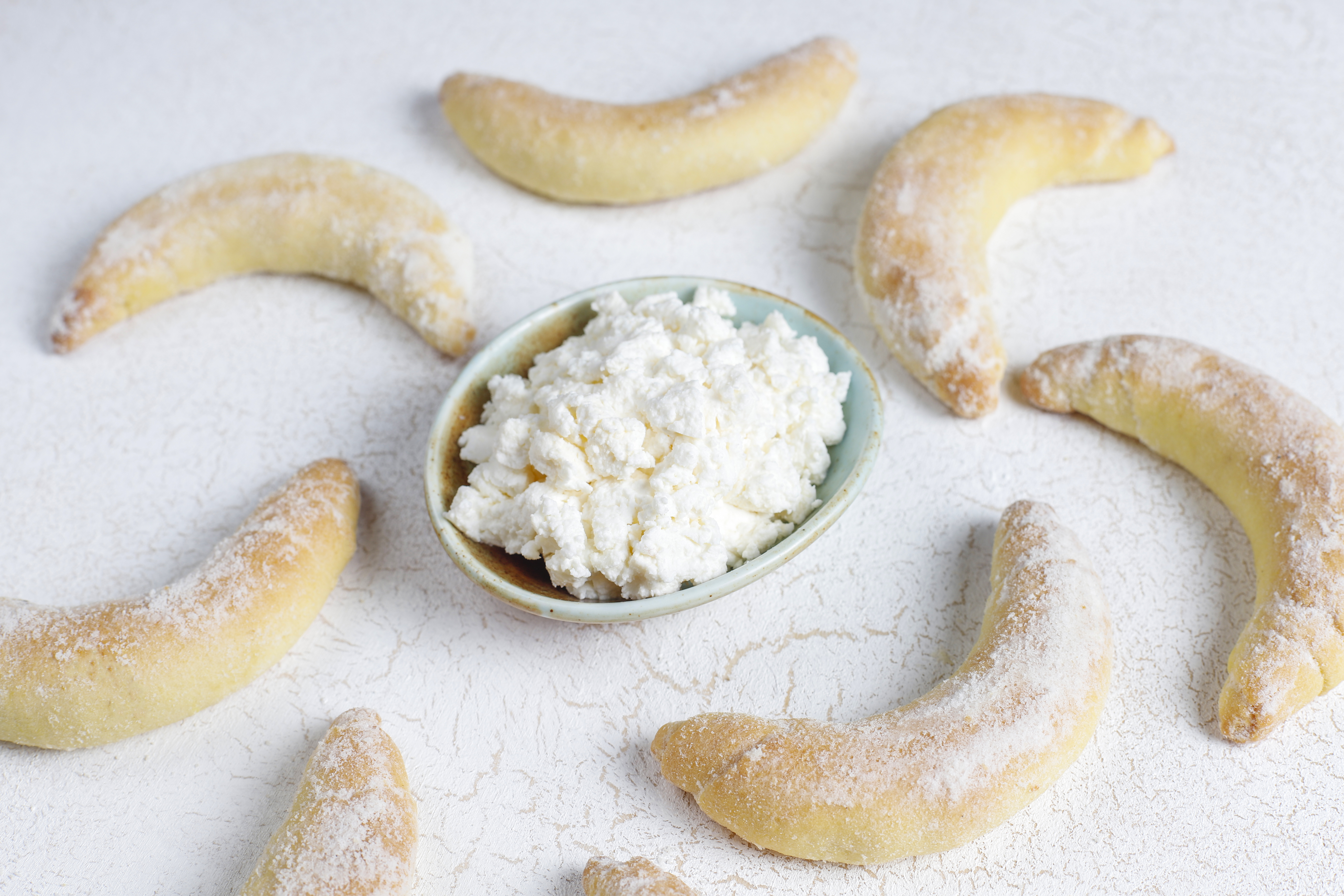 Готовятся из самых простых продуктов: как испечь творожные сочни, которые будут нежнее, чем в дорогой кондитерской