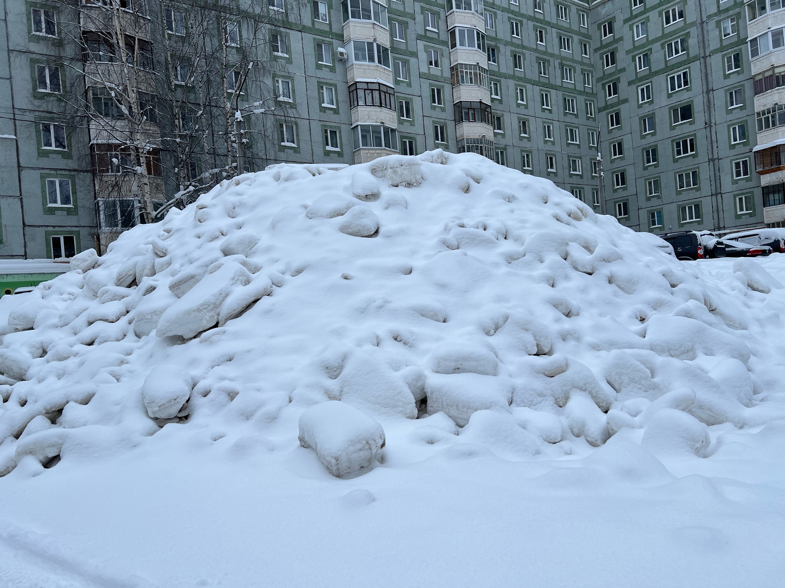 Жители Сыктывкара возмущены складированием снега на детских площадках и парковках
