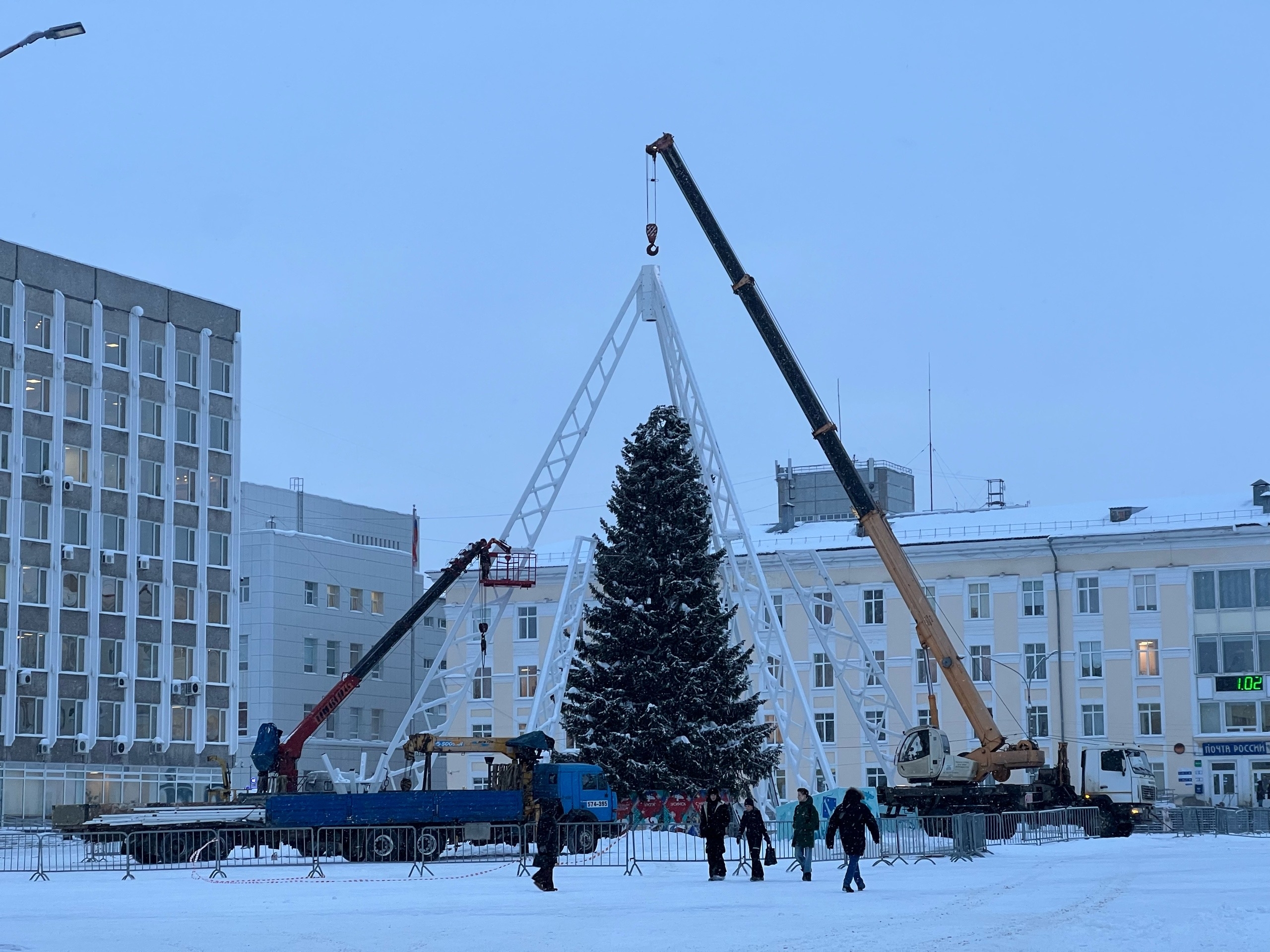 Площадь Сыктывкара прощается с новогодней елкой 