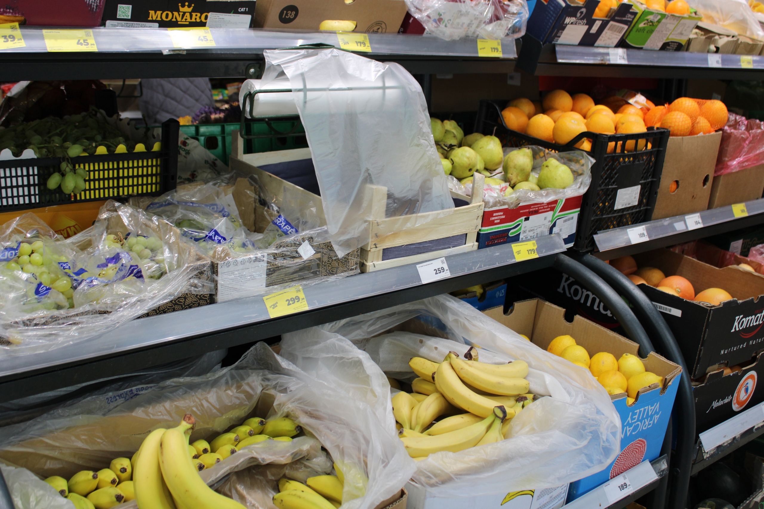 Зачем знающие сотрудники "Магнитов" и "Пятёрочек" забирают из ящиков с бананами маленькие пакетики - рассказываем, что в них на самом деле