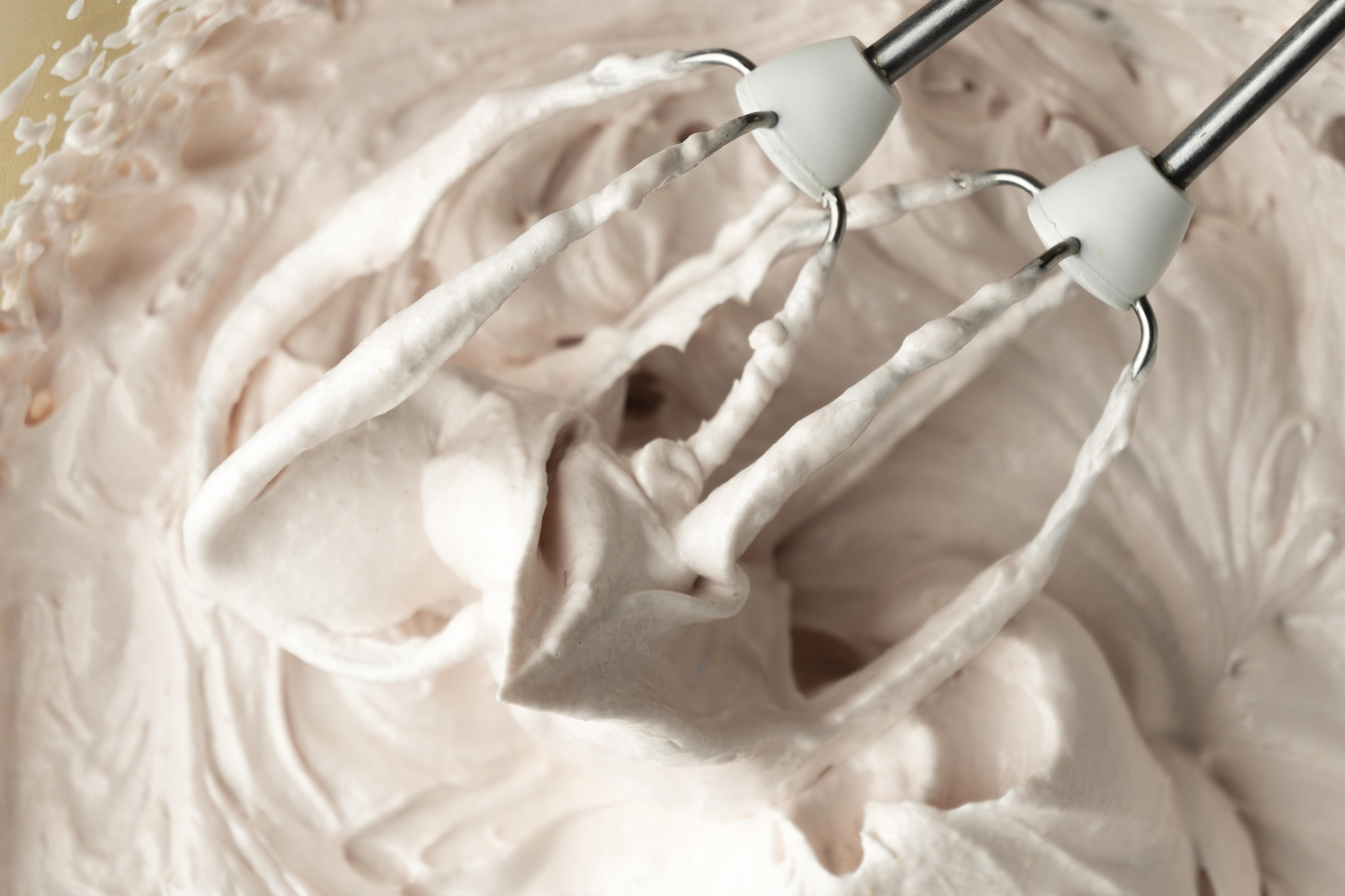 Не с маслом: вот с чем смешиваю сгущенку, чтобы на выходе получился "божественный" крем для тортов — готовится за 1 минуту