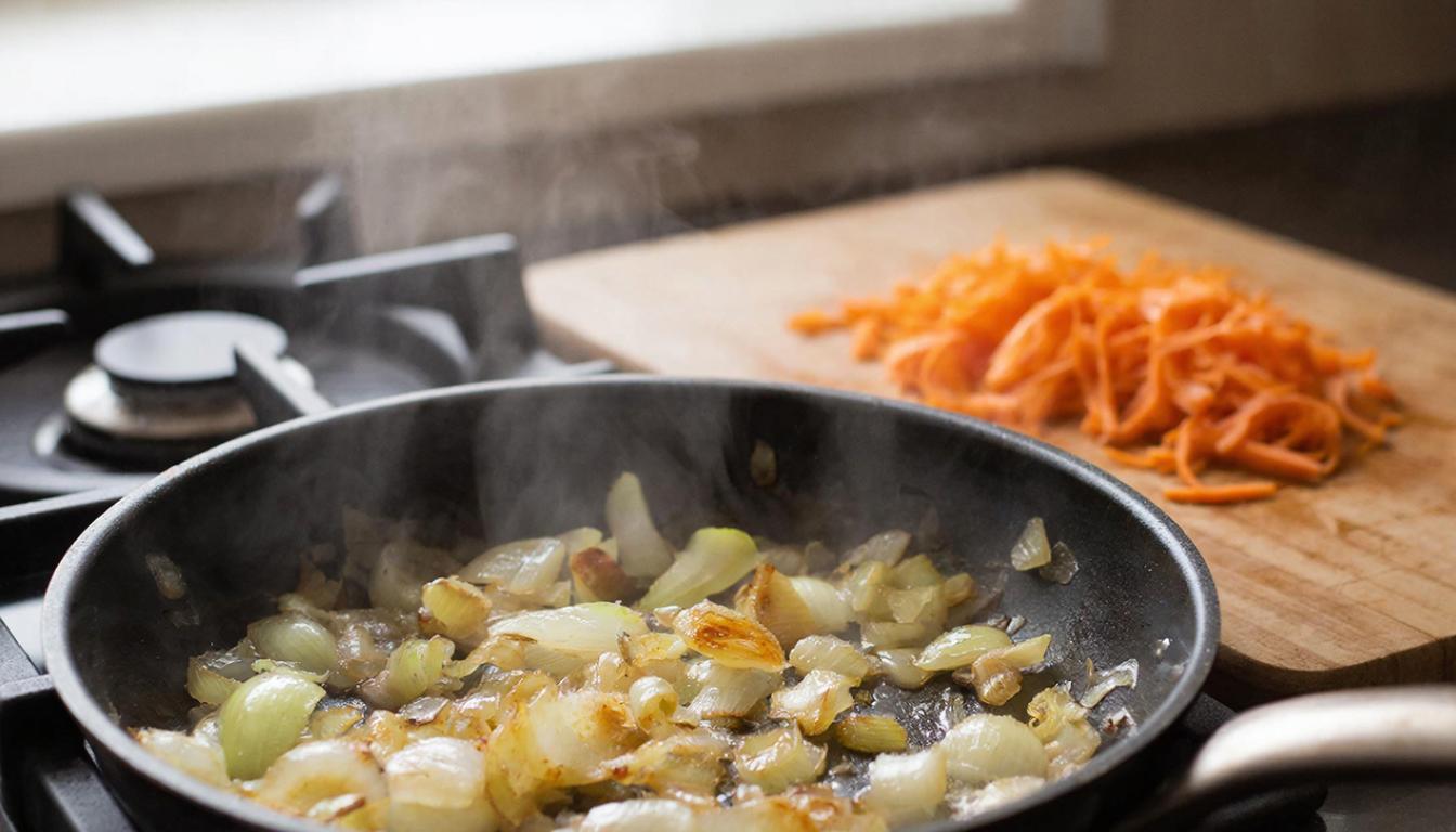 Почему лук и морковь не жарят вместе? Секрет шеф-поваров, который знают лишь единицы